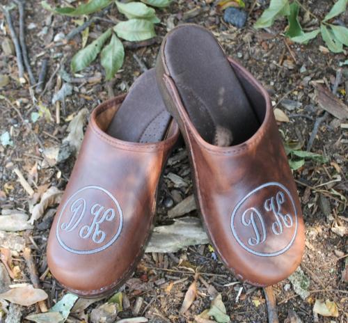 Brown leather clogs with script letters same size and circle Brown leather clogs with monogram NULL