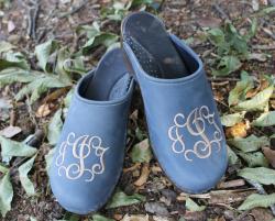 Denim leather clogs with a kaki pendant font monogram Denim leather clogs with a pendant monogram NULL