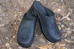 Black leather with black filigree monogram and black flex heel Th black leather with filagree monogram 